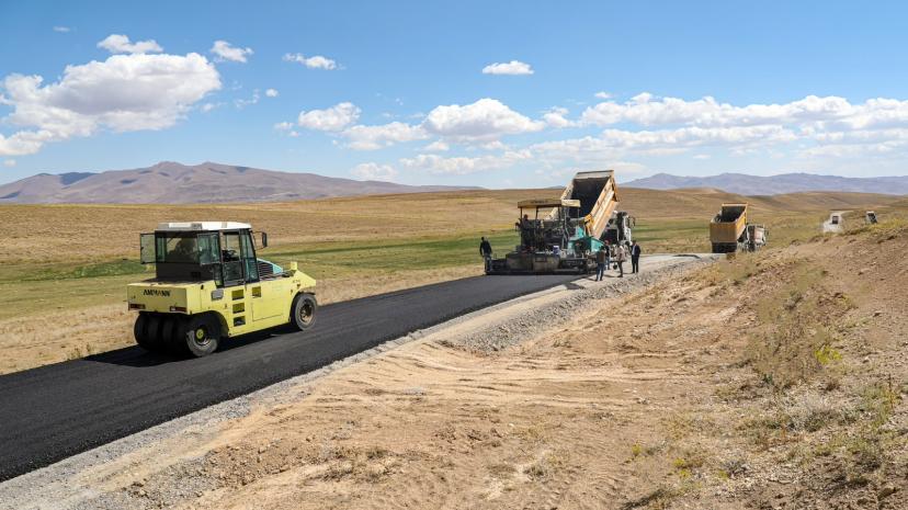 Başkale'de asfalt çalışması devam ediyor