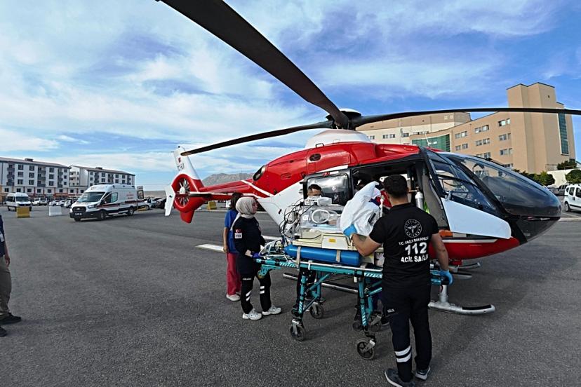 Bitlis'te kalp rahatsızlığı olan 1 günlük bebek helikopter ambulansla Van'a sevk edildi