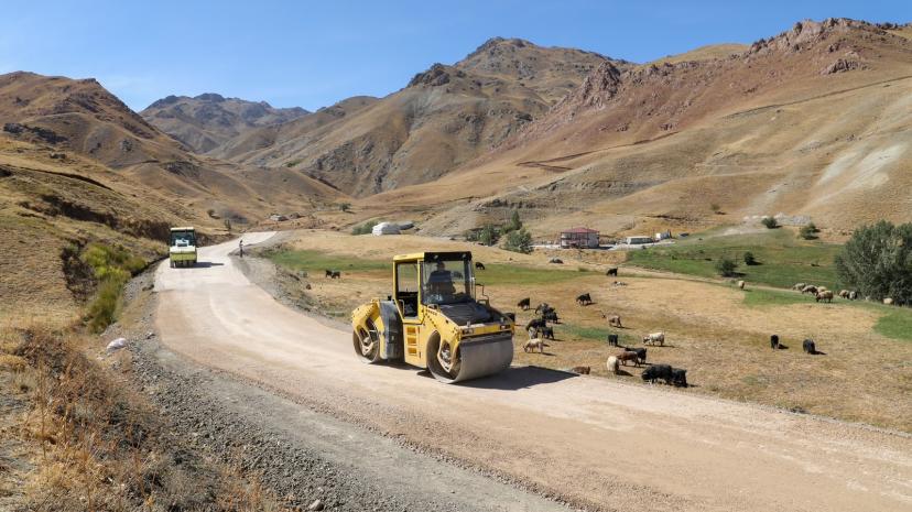 BÜYÜKŞEHİR’DEN ÇATAK’IN ŞIRNAK SINIRINDAKİ MAHALLELERİNDE ZORLU MESAİ