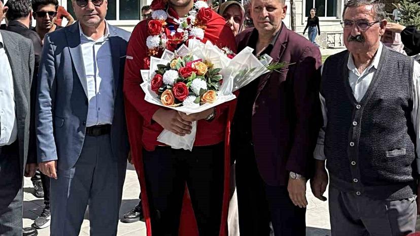 Dünya şampiyonu Furkan Bilici, Van'da davul zurna ile karşılandı