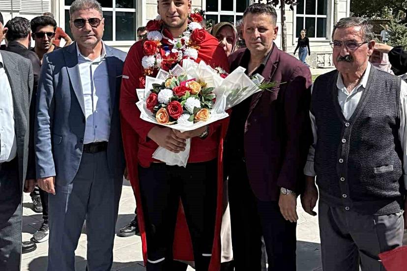 Dünya şampiyonu Furkan Bilici, Van'da davul zurna ile karşılandı