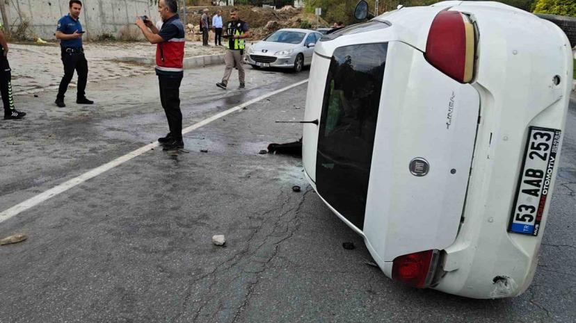 Edremit'te iki otomobil çarpıştı, 4 kişi yaralandı
