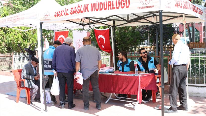 Erciş'te caddede kurulan stantta vatandaşlar ücretsiz sağlık taramasından geçiriliyor