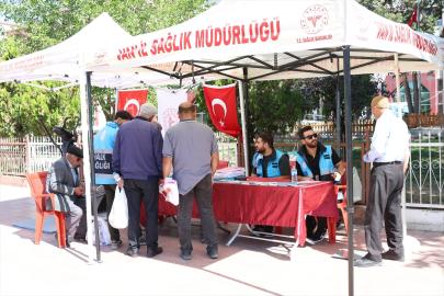 Erciş'te caddede kurulan stantta vatandaşlar ücretsiz sağlık taramasından geçiriliyor