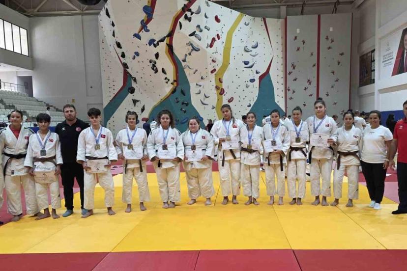 Manisalı judo ve cimnastik sporcuları Türkiye şampiyonalarında 16 madalya kazandı