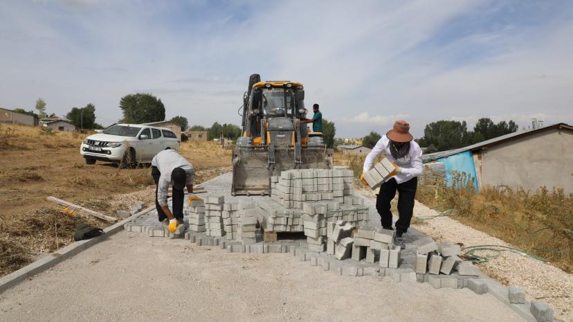 Tuşba’da kırsalda parke taşı, merkezde asfalt mesaisi sürüyor