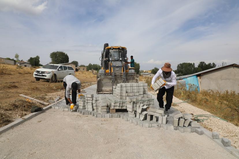 Tuşba’da kırsalda parke taşı, merkezde asfalt mesaisi sürüyor