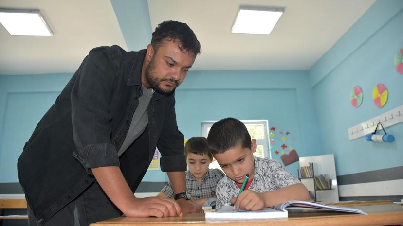 Van Bahçesaray'da öğretmen Umut Demir iki kardeş öğrenciyi okutuyor