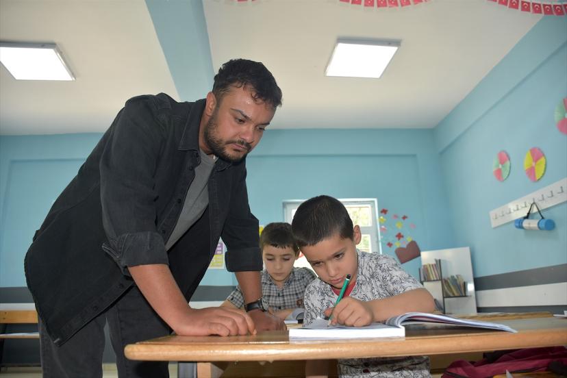Van Bahçesaray'da öğretmen Umut Demir iki kardeş öğrenciyi okutuyor