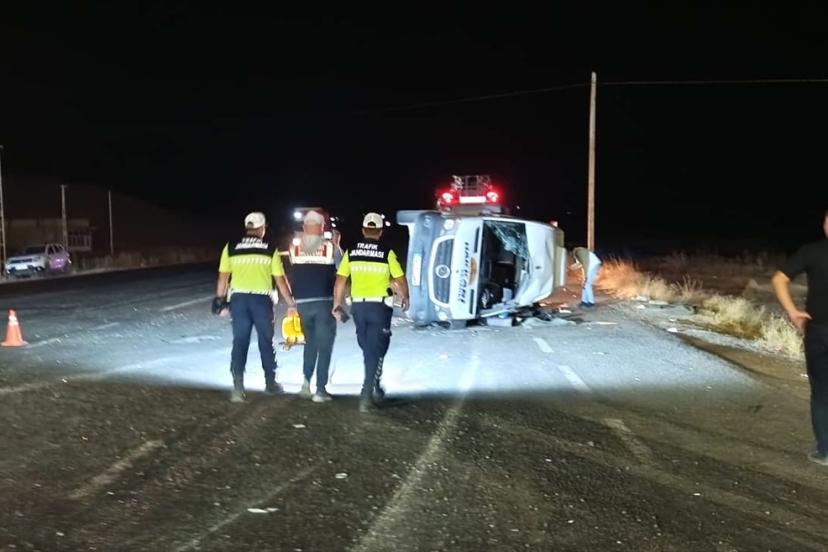 Van Başkale'de kamyonla minibüs çarpıştı, biri bir aylık bebek 13 kişi yaralandı
