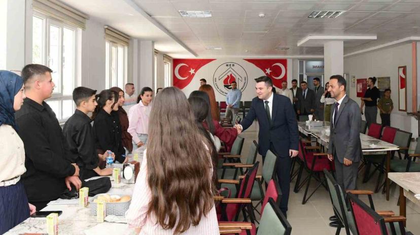 Van Çatak'ta LGS ve YKS'de derece yapan öğrencilere ödüllerini Kaymakam Sarı verdi