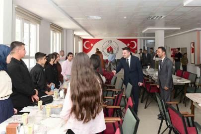 Van Çatak'ta LGS ve YKS'de derece yapan öğrencilere ödüllerini Kaymakam Sarı verdi
