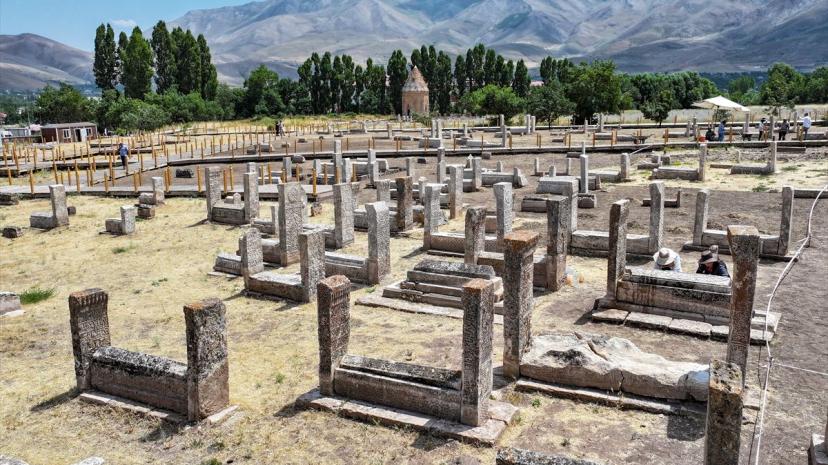 Van Gevaş'ta Selçuklu Mezarlığı kazısında Tebrizli Üstad Muhammed'in kitabesi bulundu