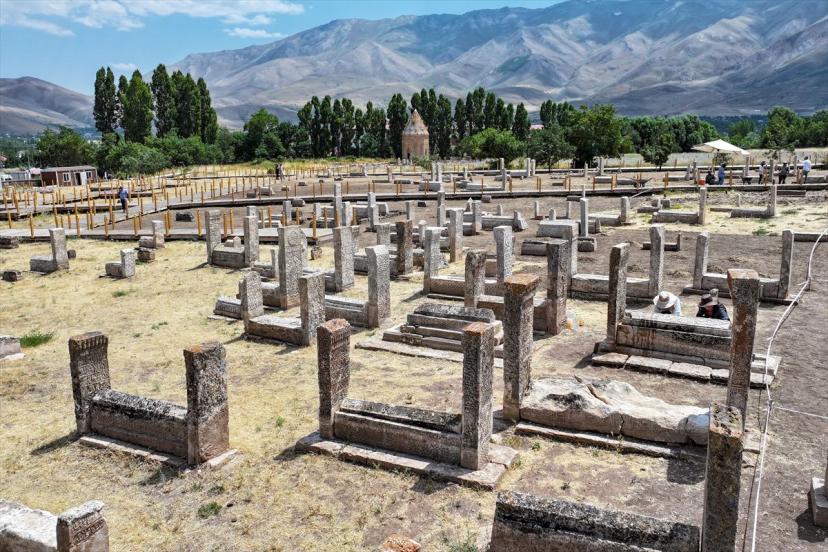 Van Gevaş'ta Selçuklu Mezarlığı kazısında Tebrizli Üstad Muhammed'in kitabesi bulundu