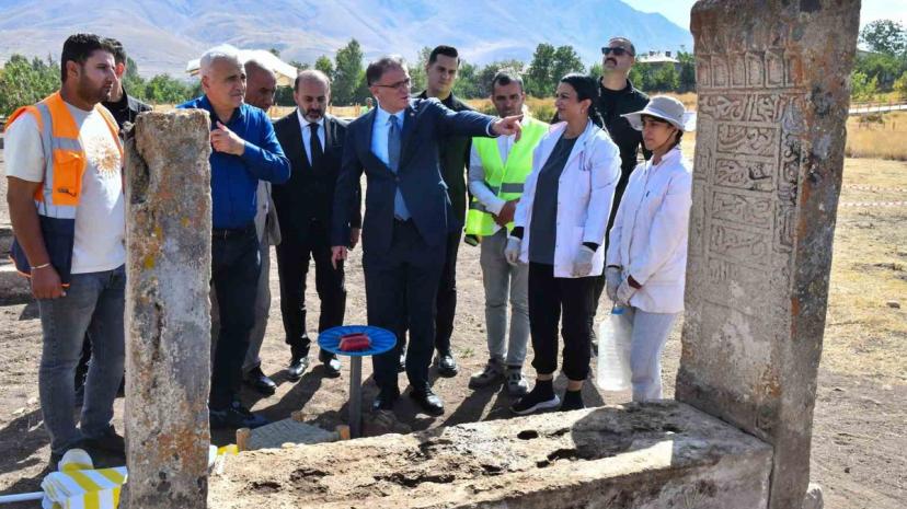 Van Gevaş'taki Selçuklu Mezarlığı'nda 50 dönümlük alanda restorasyon sürüyor
