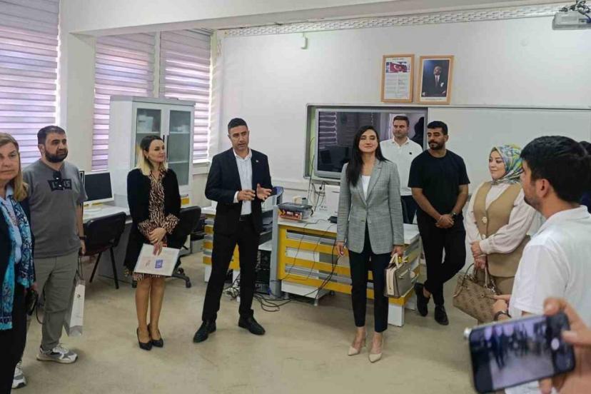 Van Gürpınar'da öğrenciler VR ve elektronik deney setleriyle bilimle buluştu