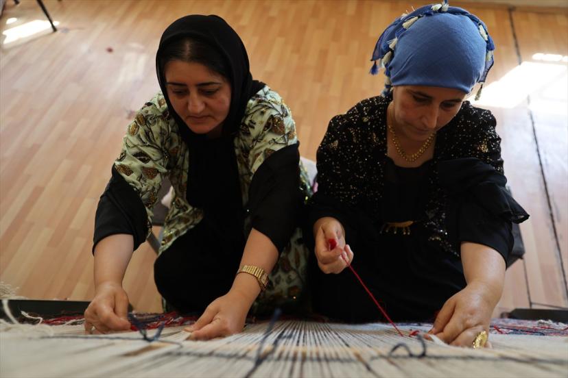 Van İpekyolu'nda kadınlar kilim ve çinilerle el emeğini kazanca dönüştürüyor