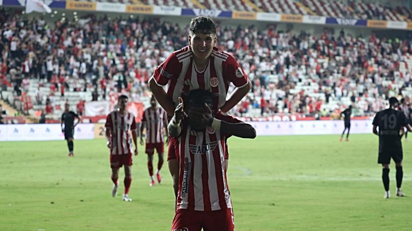 Van Spor Antalyaspor'a 3-0 yenildi