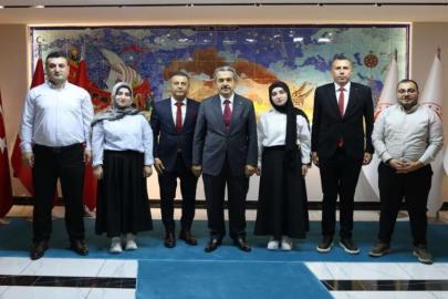 Van Yüzüncü Yıl Tıp Fakültesini kazanan ikiz kardeşler Vali Ekici'yi ziyaret etti