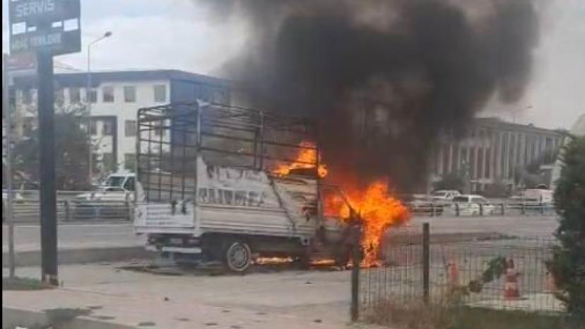 Van'da alev topuna dönen kamyonet kullanılamaz hale geldi