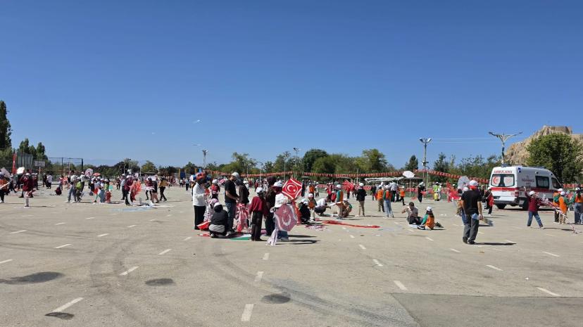 Van'da Gazzeli çocuklar için uçurtmalar gökyüzüne bırakıldı