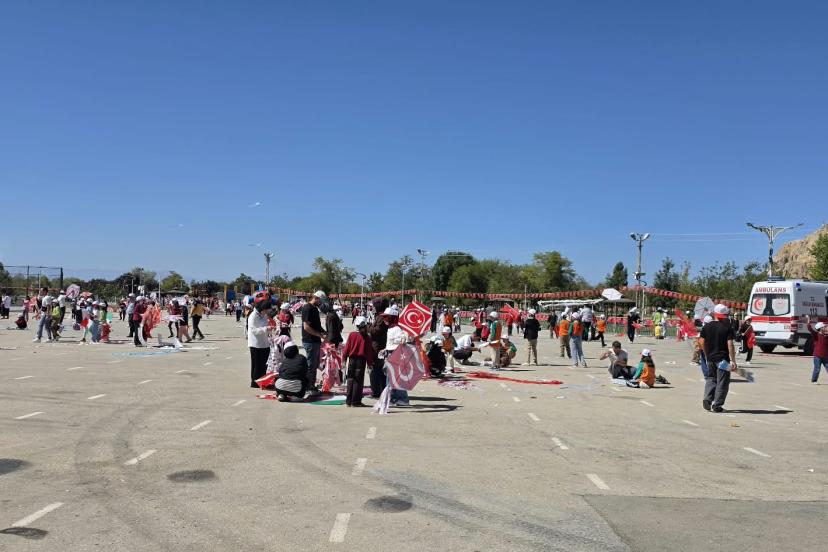 Van'da Gazzeli çocuklar için uçurtmalar gökyüzüne bırakıldı