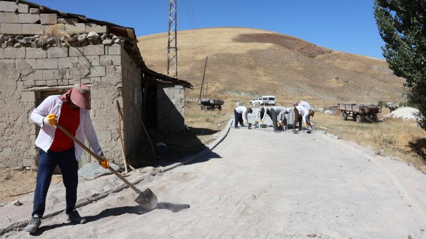 Van'da kilitli parke taşı çalışmaları başladı