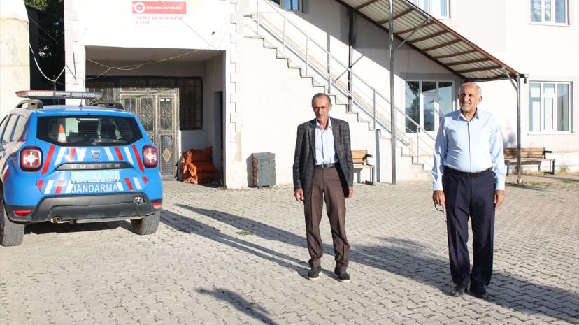 Van'da kırsalda kapı kapı dolaşan jandarma dolandırıcılara karşı vatandaşları bilgilendiriyor