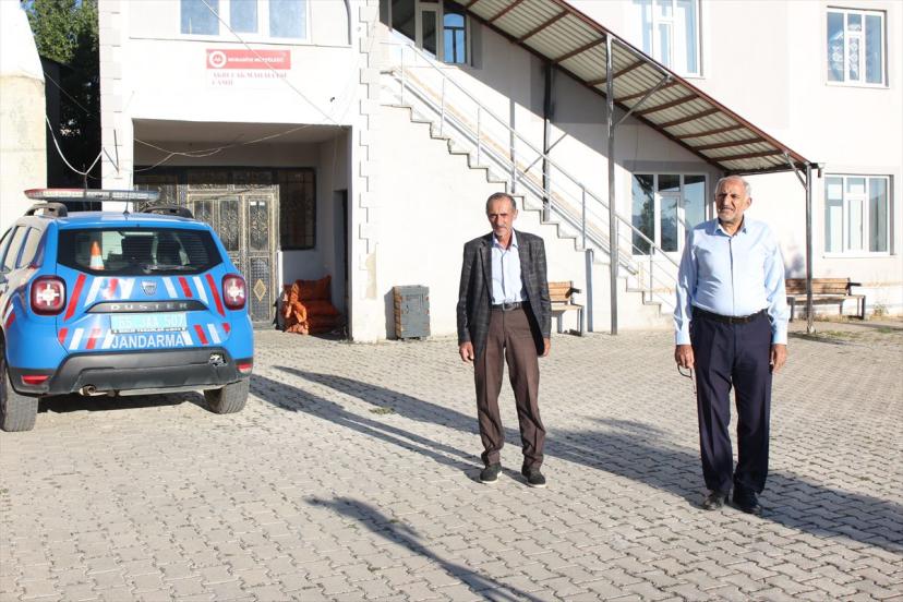 Van'da kırsalda kapı kapı dolaşan jandarma dolandırıcılara karşı vatandaşları bilgilendiriyor