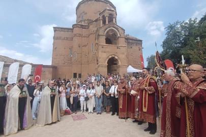 Van'daki Akdamar Adası'nda 14. ayin yapıldı; Patrik Maşalyan barış için dua etti