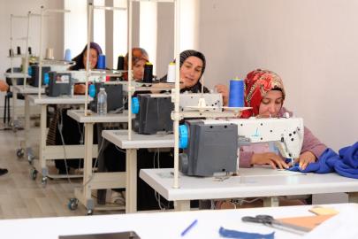3 Merkezde Yüzlerce Kadın Meslek Ediniyor