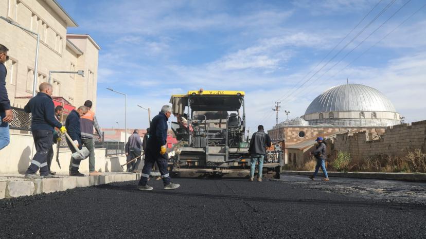 BAŞKALE BELEDİYESİ’NDEN 5 MAHALLEDE 10 KİLOMETRELİK ASFALT ÇALIŞMASI