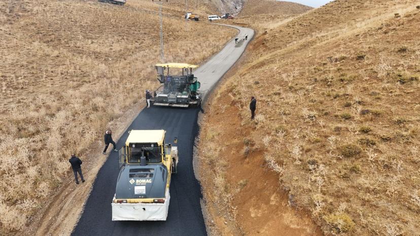 Başkale’de 10 Kilometrelik Asfalt Çalışmaları Tüm Hızıyla Sürüyor