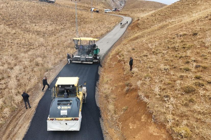 Başkale’de 10 Kilometrelik Asfalt Çalışmaları Tüm Hızıyla Sürüyor