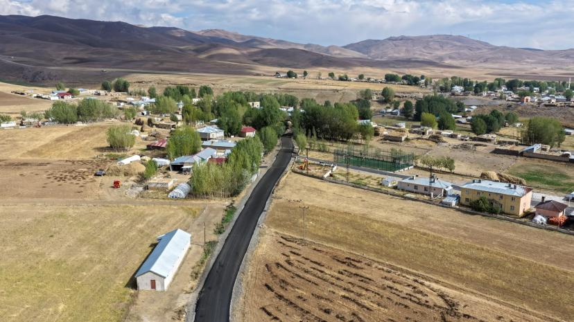 BÜYÜKŞEHİR BELEDİYESİ İRAN SINIRINDAKİ BÖĞRÜPEK MAHALLESİ ASFALTLA BULUŞUYOR