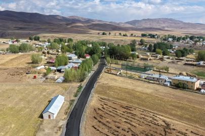 BÜYÜKŞEHİR BELEDİYESİ İRAN SINIRINDAKİ BÖĞRÜPEK MAHALLESİ ASFALTLA BULUŞUYOR