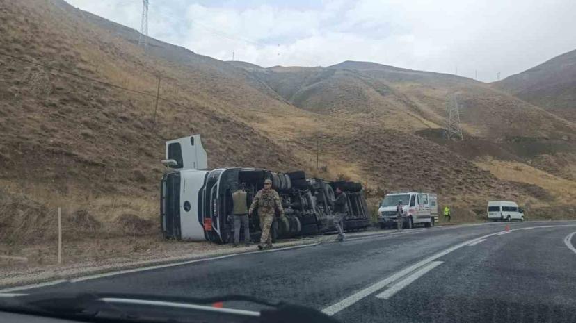 Hakkari-Van yolunda tanker devrildi: sürücü yara almadan kurtuldu