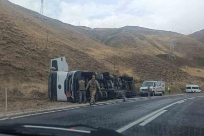 Hakkari-Van yolunda tanker devrildi: sürücü yara almadan kurtuldu