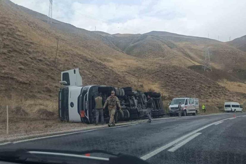Hakkari-Van yolunda tanker devrildi: sürücü yara almadan kurtuldu