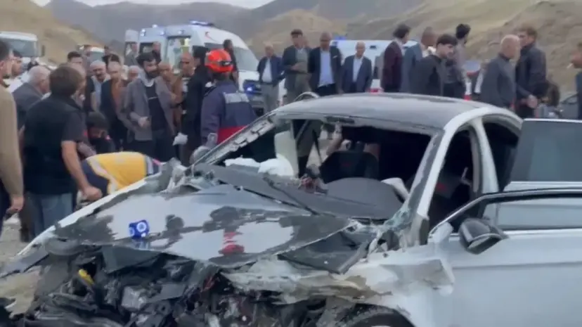 Hakkari Yüksekova'da iki trafik kazası yaşandı, toplam 10 kişi yaralandı