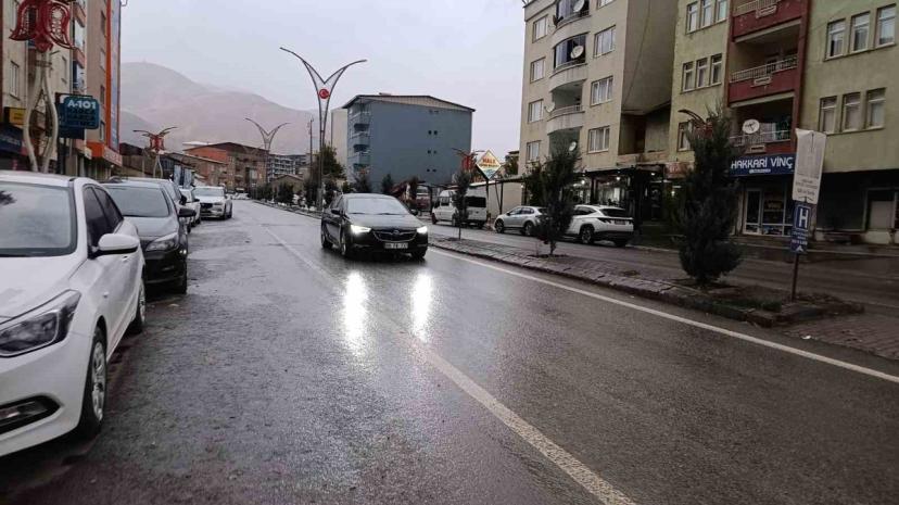 Hakkari'de sağanak ve sis etkili, Hakkari-Van ve Çukurca yollarında kaya riski var