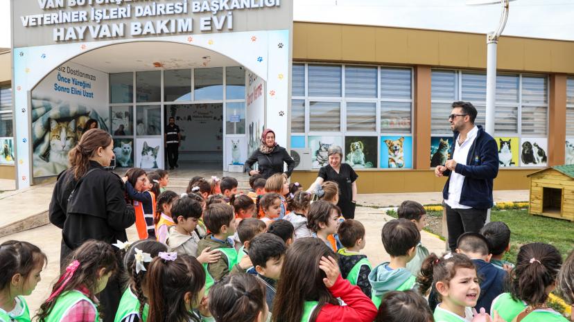 MİNİK ÖĞRENCİLER PATİLİ DOSTLARIYLA BULUŞTU