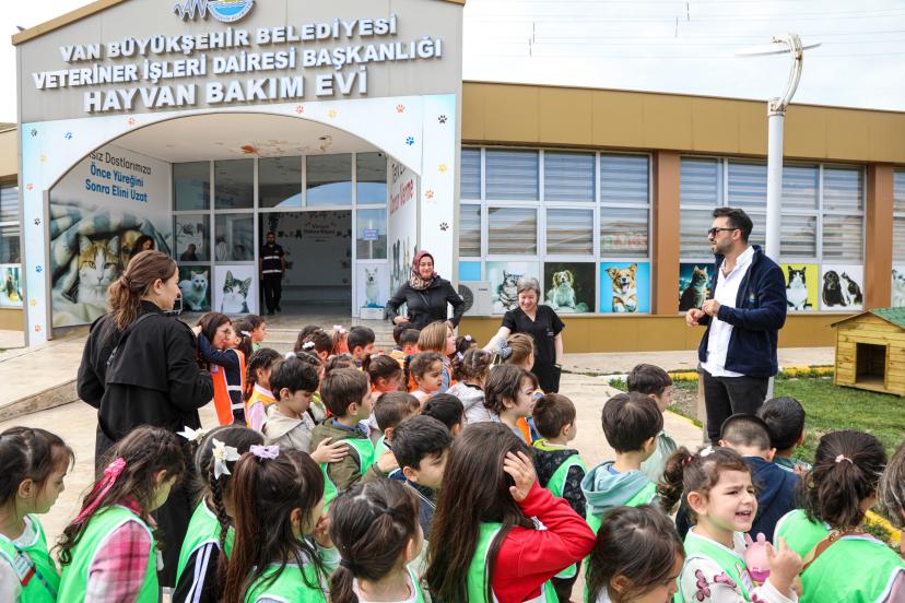 MİNİK ÖĞRENCİLER PATİLİ DOSTLARIYLA BULUŞTU