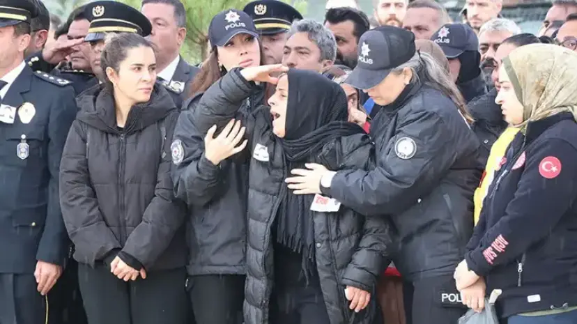 Şehit polise acı veda! Eşi ve annesi tabuta sarılarak gözyaşlarına boğuldu