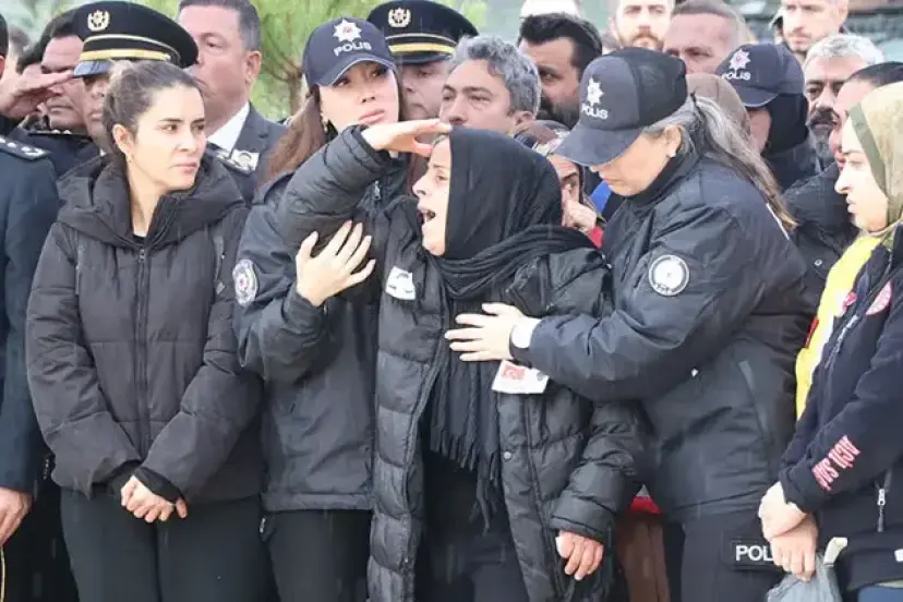 Şehit polise acı veda! Eşi ve annesi tabuta sarılarak gözyaşlarına boğuldu