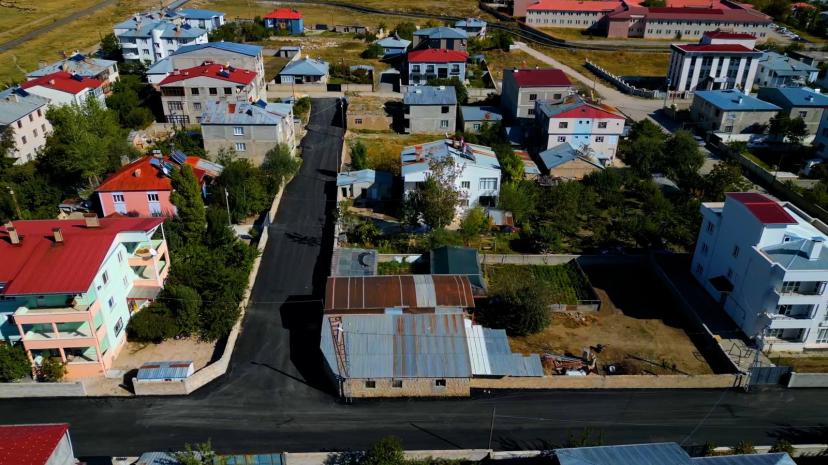 Tuşba’da asfalt çalışmaları sürüyor: Hedef 40 bin ton