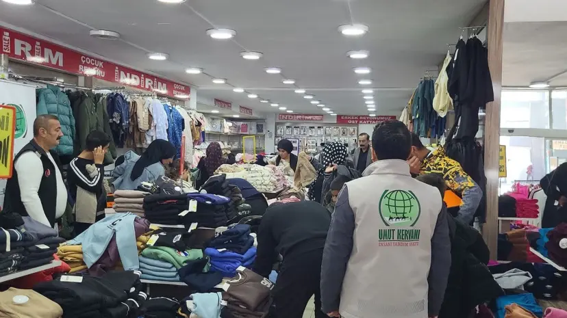 Umut Kervanından Van'da ihtiyaç sahibi çocuklara kışlık yardım