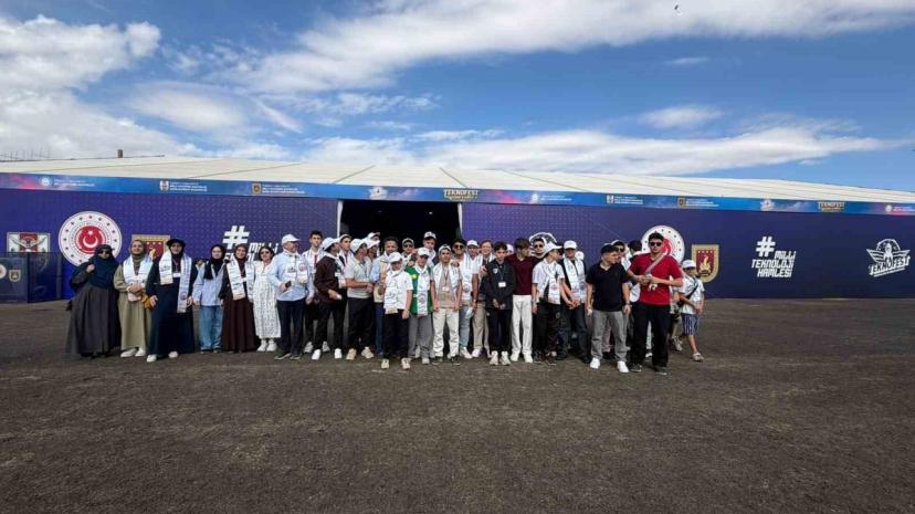 Van Anadolu İmam Hatip Lisesi öğrencileri TEKNOFEST'te Bayraktar'dan bilgi aldı