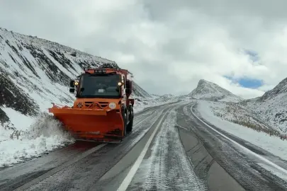 Van-Bahçesaray hattındaki Karabet Geçidi ilk karla beyaza büründü
