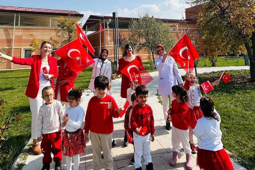 VAN BÜYÜKŞEHİR BELEDİYESİ KREŞİNDE 29 EKİM COŞKUSU